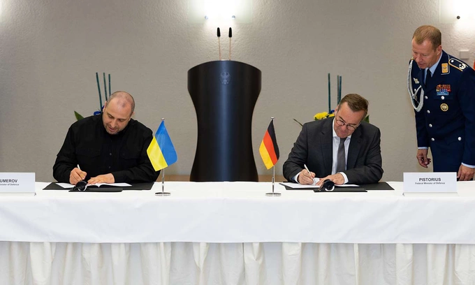 Bộ trưởng Quốc phòng Ukraine (trái) và người đồng cấp Đức tại lễ ký thỏa thuận ở Berlin hôm 28/5. Ảnh: BQP Đức