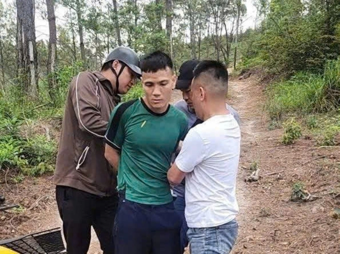 Nguyễn Văn Báo (áo xanh) khi bị bắt. Ảnh: Công an cung cấp