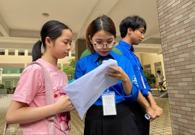 Thí sinh tham gia kỳ thi vào lớp 6 trường THCS và THPT Nguyễn Tất Thành, Hà Nội, sáng 31/5. Ảnh: Bình Minh