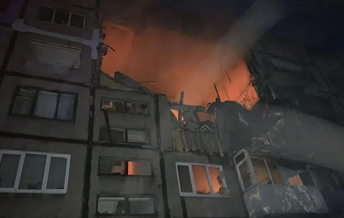 Một khu chung cư bốc cháy sau cuộc tấn công bằng UAV vào Bilozerske, Ukraine ngày 30/5. Ảnh: AFP