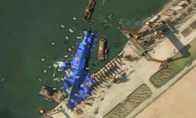 Ảnh vệ tinh cho thấy nỗ lực cứu tàu chiến của Triều Tiên ở nhà máy Chongjin ngày 24/5. Ảnh: Maxar