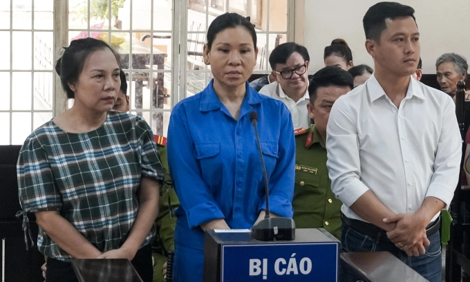 Bị cáo Trà (giữa) tại tòa. Ảnh: Hà Trường