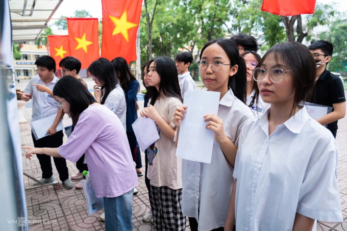Học sinh xem số báo danh, phòng thi ở trường THPT Yên Hoà, sáng 6/6. Ảnh: Tùng Đinh