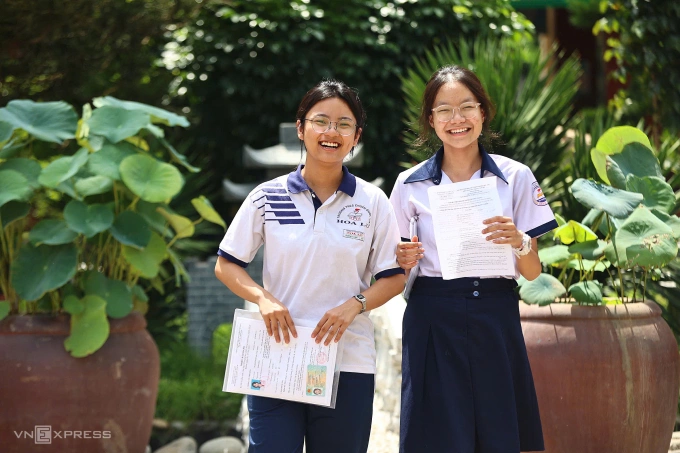 Thí sinh tại trường THCS Hoa Lư, TP Thủ Đức, phấn khởi sau giờ làm bài môn Văn thi vào lớp 10, ngày 6/6. Ảnh: Quỳnh Trần