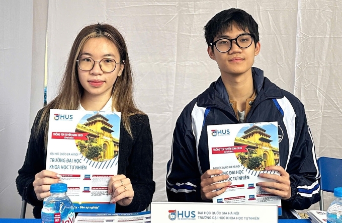Sinh viên trường Đại học Khoa học Tự nhiên trong buổi tư vấn tuyển sinh, tháng 2/2025. Ảnh: HUS