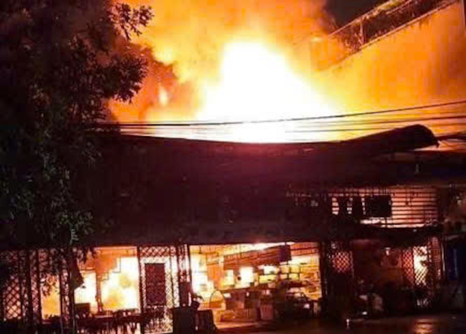 Lửa bùng lên thiêu rụi nhà hàng hải sản. Ảnh: Thái Hà