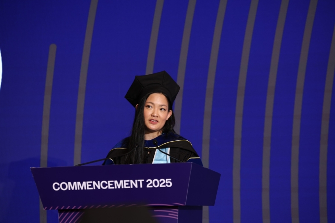 Amanda Nguyễn phát biểu ngày 7/6 tại lễ tốt nghiệp chương trình cử nhân của Đại học Fulbright Việt Nam, tại TP HCM. Ảnh: FUV