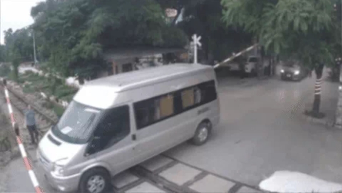 Hình ảnh chiếc xe khách 16 chỗ vượt qua gác barie. Ảnh: Đường sắt