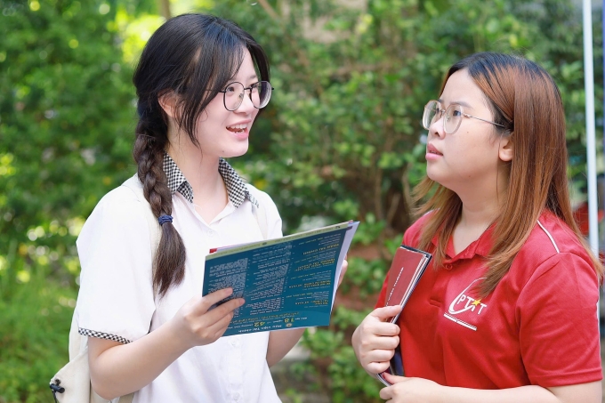 Thí sinh nghe tư vấn tuyển sinh từ Học viện Công nghệ Bưu chính Viễn thông, hôm 18/5. Ảnh: PTIT