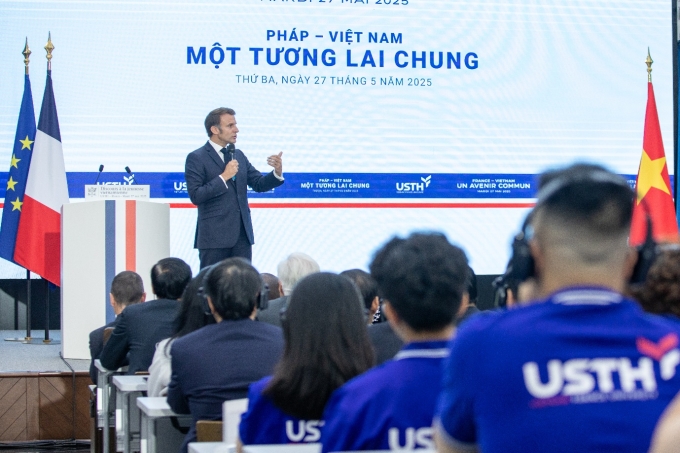 Tổng thống Pháp Emmanuel Macron trong chuyến thăm USTH. Ảnh: USTH