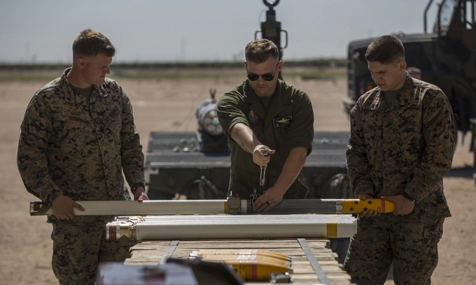 Thủy quân lục chiến Mỹ lắp đạn APKWS trước diễn tập ở bang Arizona tháng 3/2018. Ảnh: US Marines