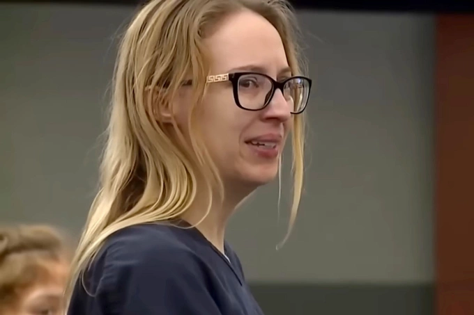 Victoria Goodwin khóc xin lỗi chồng trên tòa. Ảnh: Court TV