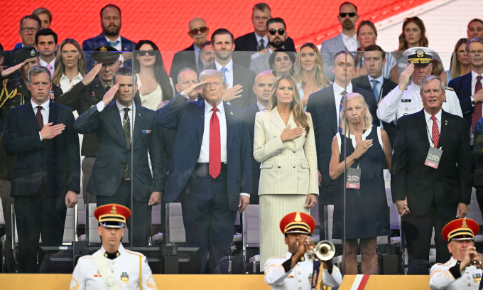 Tổng thống Trump và phu nhân cùng các quan chức tại lễ duyệt binh. Ảnh: AFP