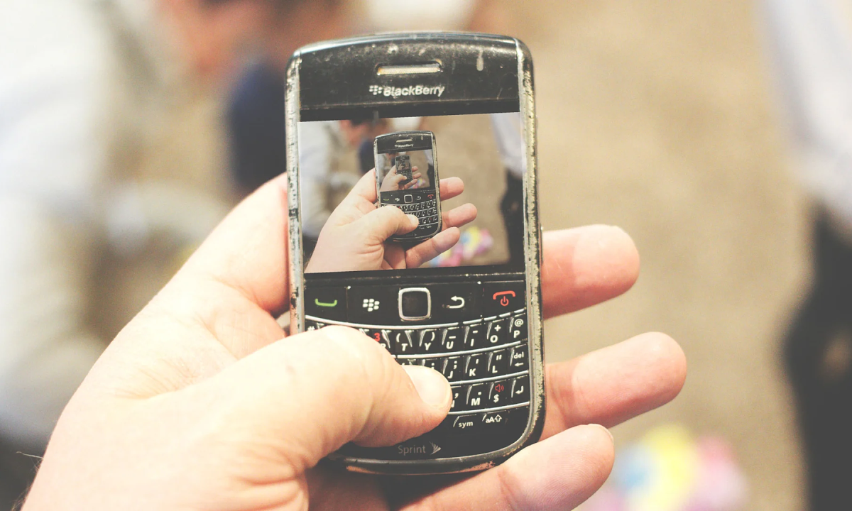 Nhiều Gen Z Mỹ quay lại dùng điện thoại BlackBerry cũ