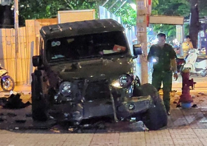 Xe Jeep gãy trục trước, một bánh văng ra xa, tối 15/6. Ảnh: Đình Văn