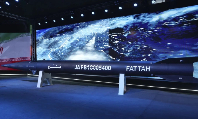 Tên lửa Fattah của Iran trong lễ công bố tháng 6/2023. Ảnh: AP