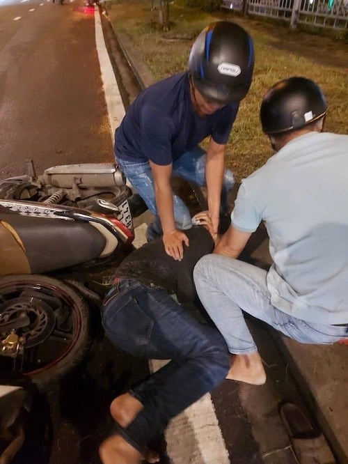 Trinh sát quật ngã nghi can giết nữ chủ tiệm tạp hóa giữa đường