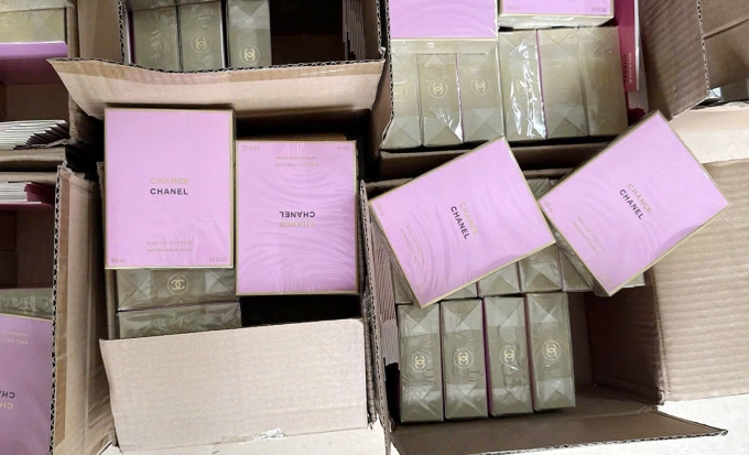 Nước hoa giả mang thương hiệu nổi tiếng. Ảnh: Công an cung cấp