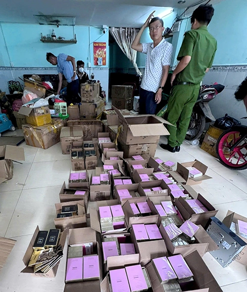 Cảnh sát thu giữ hơn 10.000 chai nước hoa giá trị thật hơn 10 tỷ đồng. Ảnh: Công an cung cấp