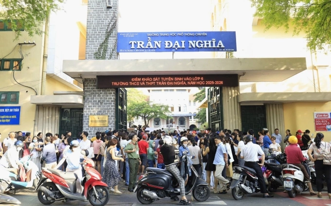 Phụ huynh tập trung trước cổng trường THCS-THPT Trần Đại Nghĩa trong ngày khảo sát vào lớp 6, sáng 16/6. Ảnh: Lệ Nguyễn