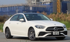 Chọn Mercedes C200 hay Toyota Camry HEV?
