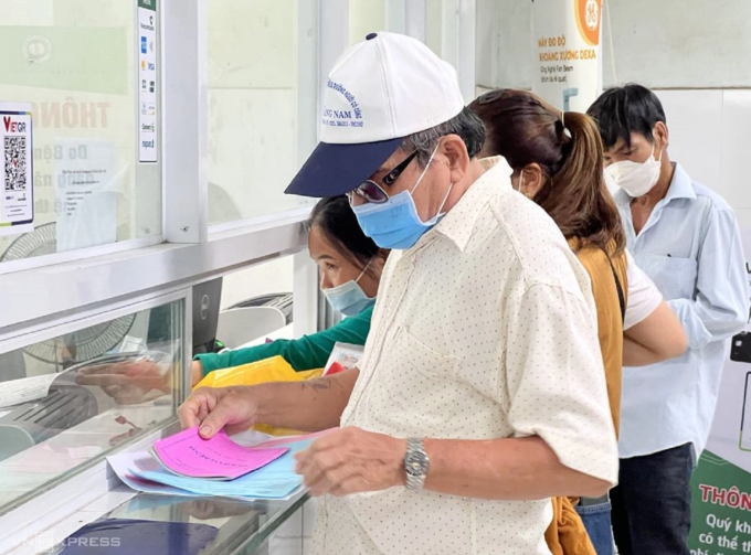 Người dân đi khám chữa bệnh BHYT tại Quảng Nam, tháng 8/2023. Ảnh: Hồng Chiêu