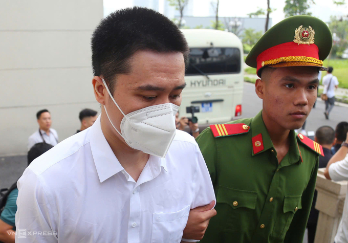 Bị cáo Nguyễn Hồng Sơn, cháu ruột của Nguyễn Văn Hậu. Ảnh: Phạm Dự