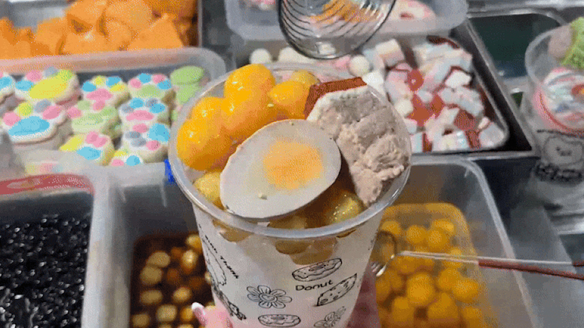 Lạ mắt với trà sữa topping 'thịt kho trứng'