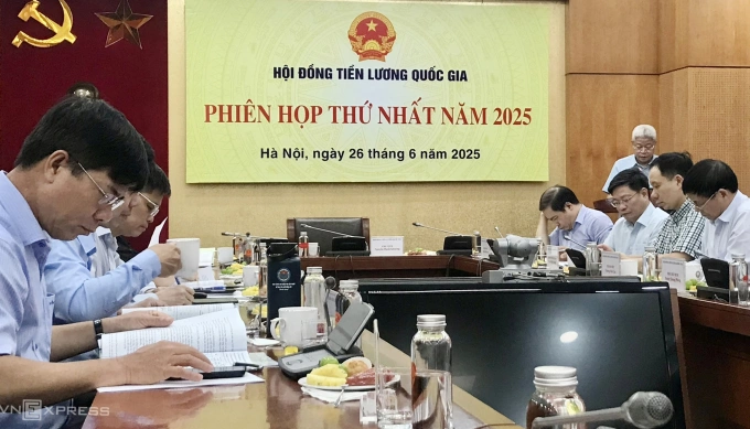 Phiên họp thứ nhất của Hội đồng bàn về điều chỉnh lương tối thiểu năm 2026. Ảnh: Hồng Chiêu