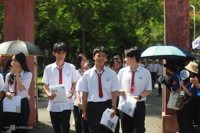 Thí sinh ở điểm thi THPT Hai Bà Trưng, TP Huế, ngày 26/6. Ảnh: Võ Thạnh