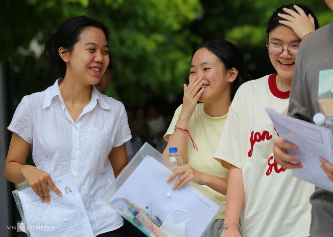 Thí sinh Đà Nẵng sau khi kết thúc bài thi môn Văn tốt nghiệp THPT 2025, sáng 26/6. Ảnh: Nguyễn Đông