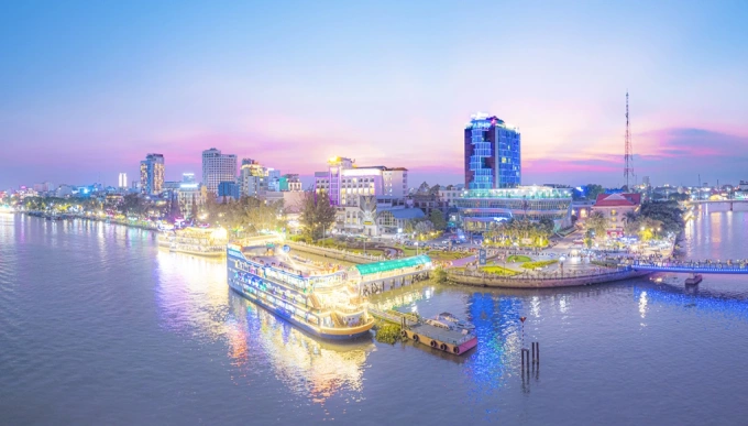 Bến Ninh Kiều ở TP Cần Thơ về đêm. Ảnh: Hoài Thương