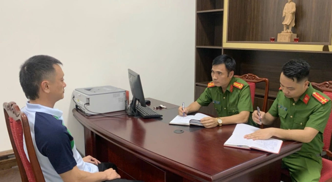 Cảnh sát lấy lời khai Vi Ngộ. Ảnh: Lam Sơn