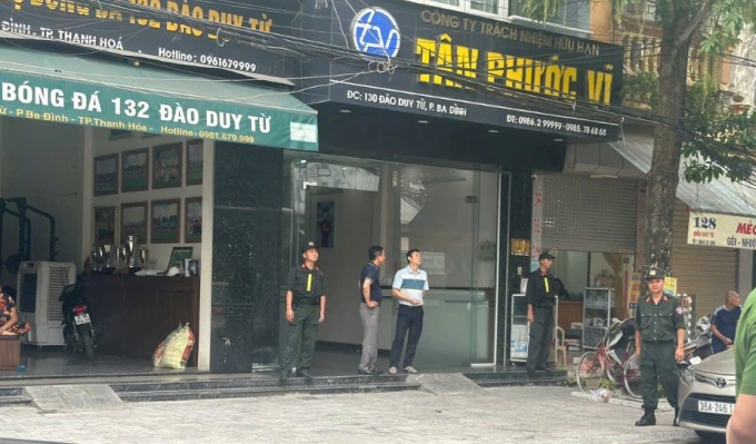 Cảnh sát cơ động bao vây bên ngoài căn nhà của Vi Ngộ ở phố Đào Duy Từ sáng 29/6. Ảnh: Lam Sơn