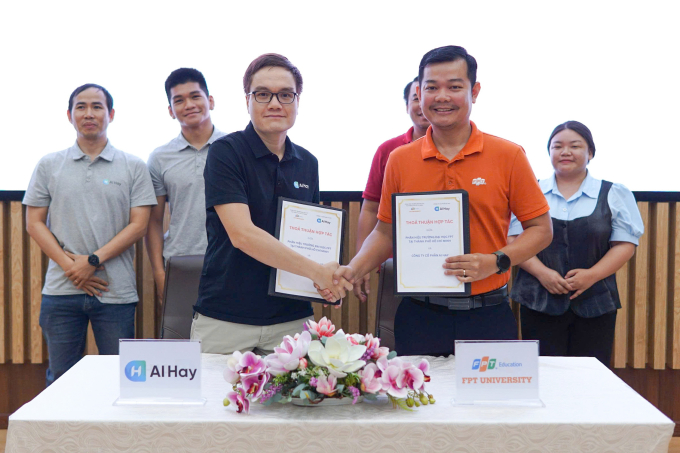 Đại diện AI Hay và trường Đại học FPT ký thỏa thuận hợp tác. Ảnh: ĐH FPT