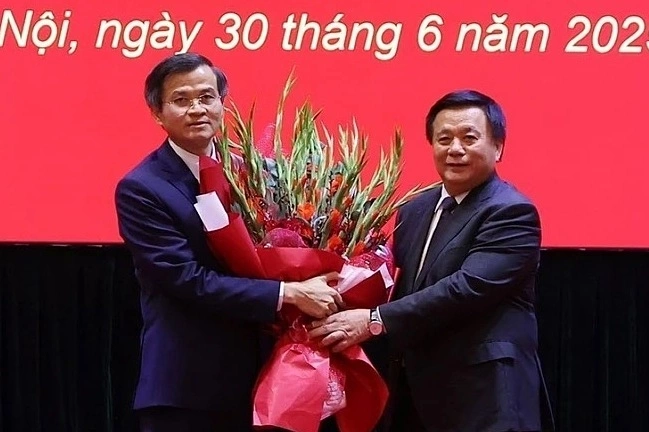 Ông Đoàn Minh Huấn nhận quyết định giữ chức Phó giám đốc thường trực Học viện Chính trị quốc gia Hồ Chí Minh, chiều 30/6. Ảnh: TTXVN