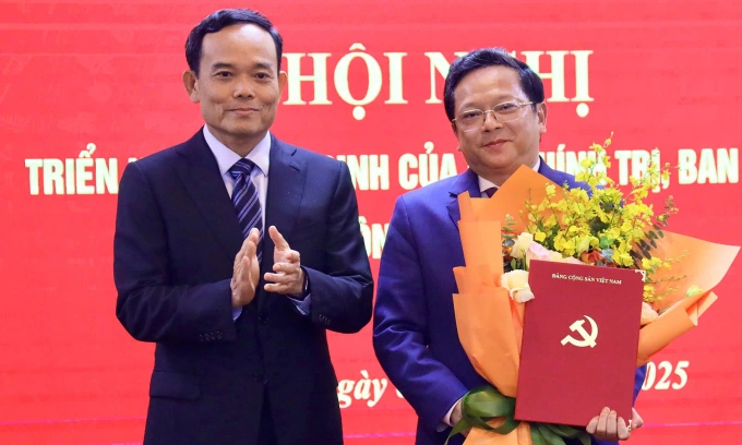 Ông Nguyễn Đức Hiển nhận quyết định giữ chức Phó ban Chính sách, chiến lược Trung ương, chiều 1/7. Ảnh: Nguyên Phong