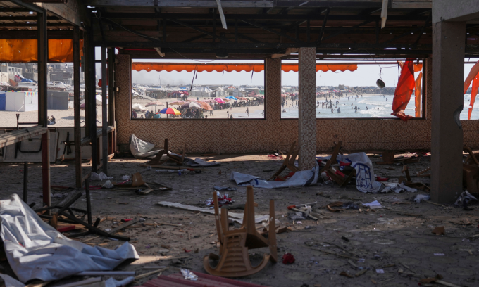 Quán cafe Al-Baqa ở Gaza City sau cuộc không kích hôm 30/6 của Israel. Ảnh: AP