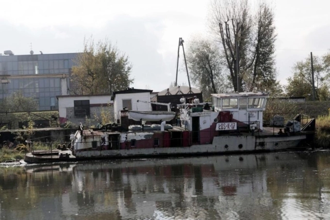 Chiếc tàu đậu tại khu vực sông phát hiện thi thể Katarzyna Zowada. Ảnh: Małopolska Policja