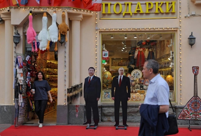 Hình cắt in ảnh Chủ tịch Tập và Tổng thống Putin được bày bên ngoài một cửa hàng lưu niệm ở Moskva tháng 6/2023. Ảnh: Reuters