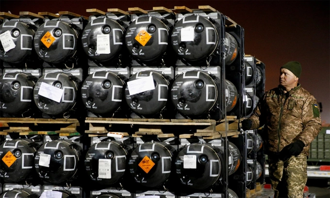 Binh sĩ Ukraine dỡ lô vũ khí được Mỹ chuyển tới thủ đô Kiev hồi tháng 2/2022. Ảnh: Reuters