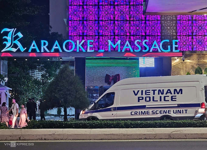 Xe chuyên dụng của cơ quan điều tra cũng có mặt tại khu vực dịch vụ karaoke, massage của khách sạn. Ảnh: Bùi Toàn