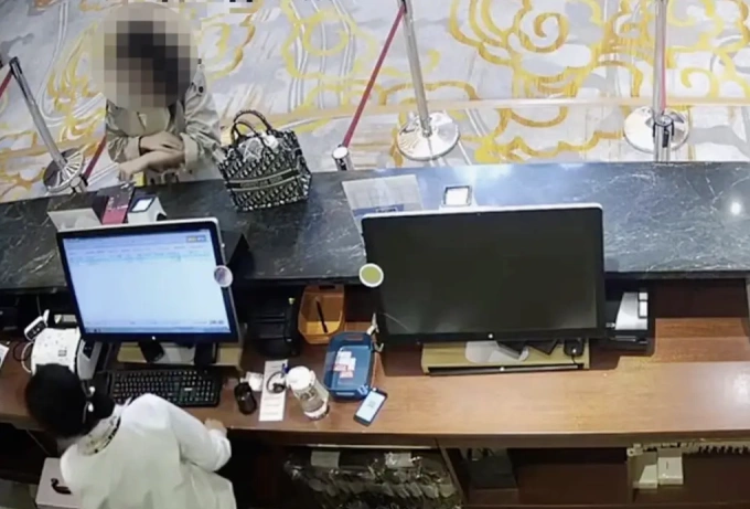 Vương mang theo gián, dế chết, ăn vạ khách sạn mất vệ sinh để được ở không mất tiền. Ảnh: Sohu