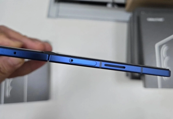 Độ mỏng của Galaxy Z Fold7. Ảnh: Jukan Choi