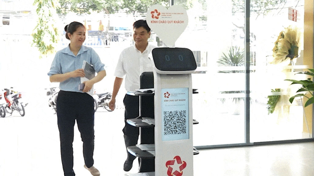 Robot hỗ trợ người dân làm thủ tục hành chính ở TP HCM