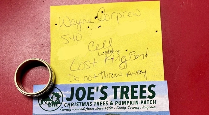 Chiếc nhẫn và tờ giấy ghi chú ghim 15 năm trên bảng thông báo. Ảnh: WP