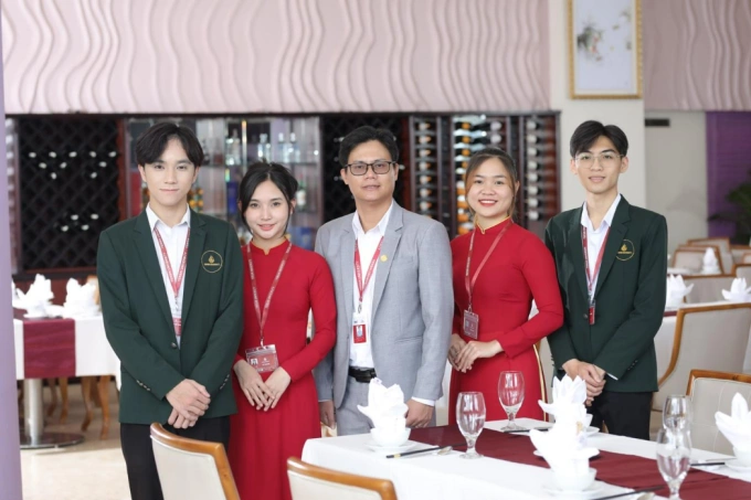 Sinh viên trường Đại học Yersin Đà Lạt thực tập tại nhà hàng khách sạn thuộc Tập đoàn TTC. Ảnh: YersinUni