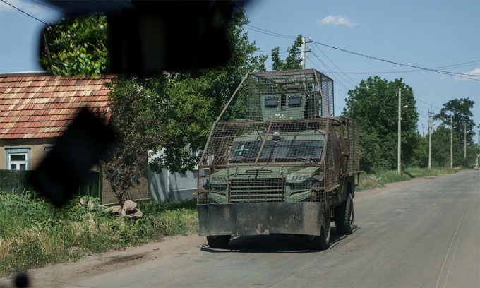 Thiết giáp Ukraine lắp giáp lồng chống drone di chuyển trên tuyến đường ở Konstantinovka, tỉnh Donetsk ngày 11/6. Ảnh: Reuters