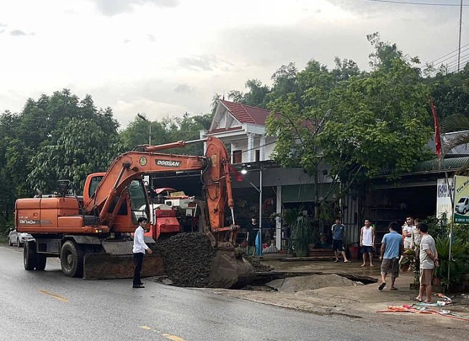 Lấp hố tử thần ở Phú Thọ. Ảnh: UBND xã Thượng Cốc