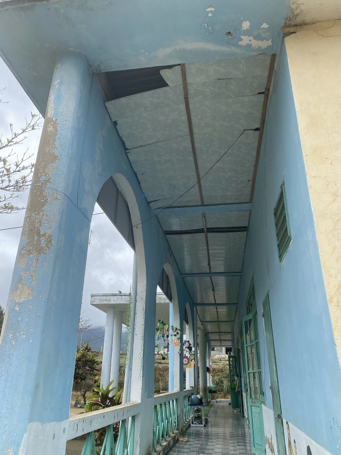Lớp học xuống cấp và thiếu an toàn điểm trường Thôn 2. Ảnh: Đắc Thành